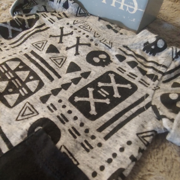 Koala Kik "Born Wild" Skull Romper; 0-3 months - Picture 3 of 5